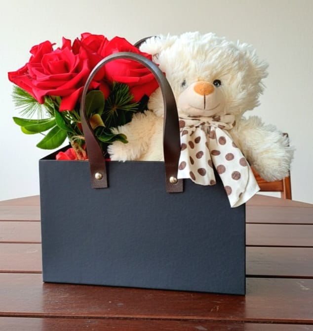 Sacola cartonada com  Rosas Vermelhas e urso de pelúcia