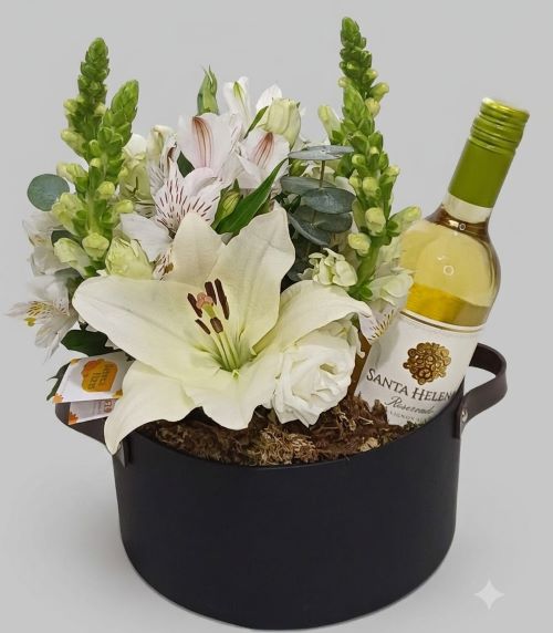 Cesta Elegância: Flores Brancas &amp; Vinho Santa Helena