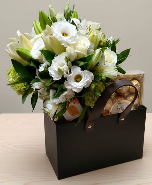 Bolsa Luxo de Flores Brancas com Ferrero Rocher (150g)